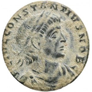 Constantius II as Caesar (324-337). AE, Follis. Constantinople.Obv: FL IVL CONSTANTIVS NOB C. Bust of Constantius, laureate, draped and cuirassed.Rev: GLORIA EXERCITVS, CONSI. Two soldiers standing facing one another, each holding spear and resting hand u