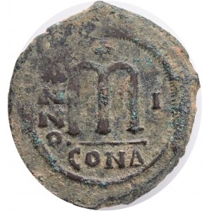 Byzantine, Phocas Æ 40 Nummi. Constantinople, dated RY 1 = 602/3.Obv: δ M FOCAЄ P P AVG, Phocas and Leontia standing facing, holding globus cruciger and cruciform sceptre, respectively; cross between . Rev: Large M; cross above, ANNO downwards in left fie