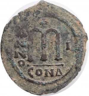 Byzantine, Phocas Æ 40 Nummi. Constantinople, dated RY 1 = 602/3.Obv: δ M FOCAЄ P P AVG, Phocas and Leontia standing facing, holding globus cruciger and cruciform sceptre, respectively; cross between . Rev: Large M; cross above, ANNO downwards in left fie