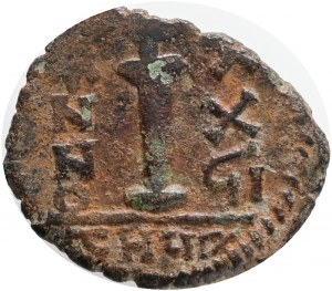 Justinian I, 527-565 AD. AE Decanummium, Theupolis. Obv.: DN IVSTINIANVS PP AVG, helmeted, cuirassed bust of Justinian I facing, holding cross on globe and shield, cross to right. Rev. Large I, ANNO to left, cross above, XX ςII to right, mintmark THUΠ.Ref
