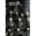 Fotografia pocztówkowa - 1 Pułk Szwoleżerów z sztandarem [sztandar, oficerowie WP]