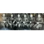 Fotografia pocztówkowa - 1 Pułk Szwoleżerów z sztandarem [sztandar, oficerowie WP]