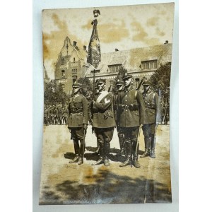 Photo - Soldats du 17e régiment de lanciers de Wielkopolska avec la bannière