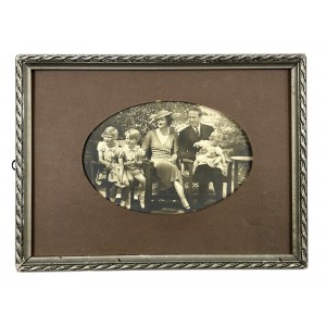 Lata 20-30 XX w. - : Fotografia Rodzinna w Ozdobnej Ramie