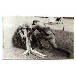II RP - fotografie Kladení květin k pomníku - Svaz důstojníků v záloze (POW)