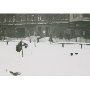 Warszawa - Praga jesień - zima 1939 / 1940 [nagrobki okolice ul. Jagiellońskiej] fotografia [vintage print / przed 1945]