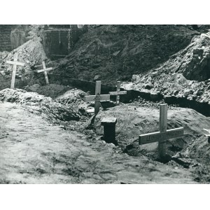 Warszawa 1944 Groby w Śródmieściu fotografia Eugeniusz Haneman [Life time print / zniszczenia wojenne Warszawy / Powstanie Warszawskie]