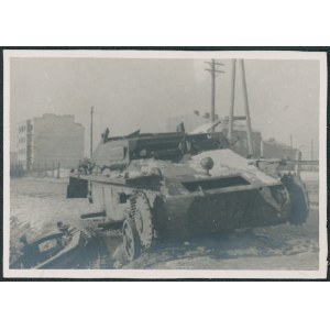 Zniszczony pojazd niemiecki Warszawa [Wola] fot. Eugeniusz Haneman [fotografia / vintage print / ca 1940]