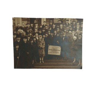 IŁŁAKOWICZÓWNA Kazimiera - fotografia z poetką i plakatem zapraszającym na wieczór autorski na Uniwersytecie Poznańskim, Koło Polonistów Uniwersytetu Poznańskiego