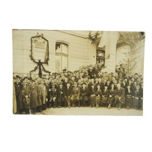 [KOŁOMYJA (?)] ulica majora Władysława Gniadego , zdjęcie pamiątkowe z uroczystości odsłonięcia tablicy z nazwą ulicy