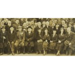 [KOŁOMYJA (?)] ulica majora Władysława Gniadego , zdjęcie pamiątkowe z uroczystości odsłonięcia tablicy z nazwą ulicy