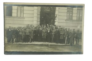 [Polish Legions] commemorative photo of legionaries in front of building, patriotic inserts visible in windows