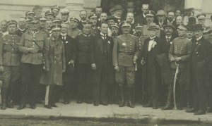 [Polish Legions] commemorative photo of legionaries in front of building, patriotic inserts visible in windows