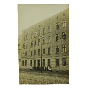 [GRUDZIĄDZ] ulica, budynek mieszkalny, przed budynkiem dzieci, 20.12.1912r.