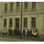 [GRUDZIĄDZ] ulica, budynek mieszkalny, przed budynkiem dzieci, 20.12.1912r.