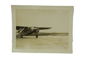 Old aircraft in taxiing with the number 98 on the side