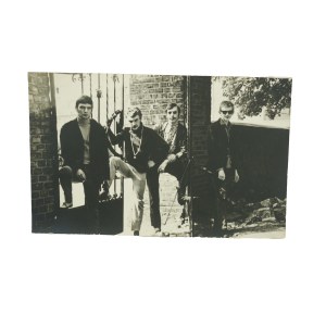 Czerwono-Czarni autografy członków zespołu: Tadeusz Mróz [gitarzysta], Ryszard Gromek [perkusista], Klaudiusz Maga, Henryk Zomerski