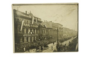 [ŁÓDŹ] podczas defilady na ulicy Piotrkowskiej , 3.V.1932r. , III dywizjon 10 pułku artylerii lekkiej