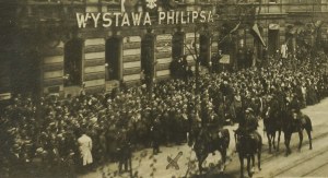 [ŁÓDŹ] podczas defilady na ulicy Piotrkowskiej , 3.V.1932r. , III dywizjon 10 pułku artylerii lekkiej