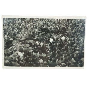 Jurij Gagarin w Bytomiu 21.VII.1961r. fotografia z przejazdu odkrytym samochodem w tłumie ludzi