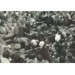 Jurij Gagarin w Bytomiu 21.VII.1961r. fotografia z przejazdu odkrytym samochodem w tłumie ludzi