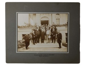 Group of people in front of the entrance to the palace/castle, photograph on cardboard taken by E.Reismüller, Posen