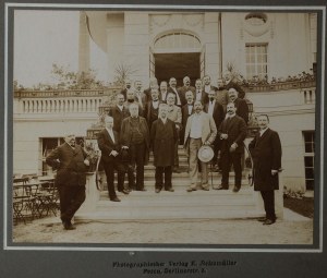 Group of people in front of the entrance to the palace/castle, photograph on cardboard taken by E.Reismüller, Posen