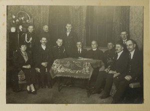 [JAROCIN] meeting of the Jarocin Church Building Committee, photo shows, among others: Rev. Niedźwiedzinski, photograph on cardboard