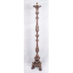 Golden wooden floor lamp late 19th century early 20th century 140 x 27 cm carved and engraved with a three-legged base with feral support feet, cylindrical shaft with floral decorative elements, disc-shaped apex. State of preservation: several points of l