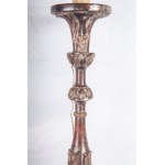 Golden wooden floor lamp late 19th century early 20th century 140 x 27 cm carved and engraved with a three-legged base with feral support feet, cylindrical shaft with floral decorative elements, disc-shaped apex. State of preservation: several points of l