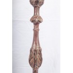 Golden wooden floor lamp late 19th century early 20th century 140 x 27 cm carved and engraved with a three-legged base with feral support feet, cylindrical shaft with floral decorative elements, disc-shaped apex. State of preservation: several points of l