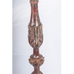 Golden wooden floor lamp late 19th century early 20th century 140 x 27 cm carved and engraved with a three-legged base with feral support feet, cylindrical shaft with floral decorative elements, disc-shaped apex. State of preservation: several points of l
