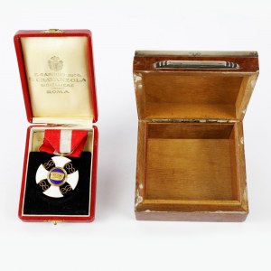Lot of one medal "Cross of the Order of Savoy" mid 20th century different measures and wooden and silver box. Condition: good, minimal defects on the enamel of the medal., Lot of one medal "Cross of the Order of Savoy" mid 20th century