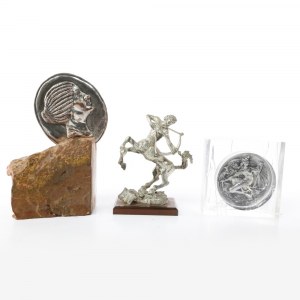 Lot of three sculptures in volume second half of the 20th century Sagittarius, medallion with a woman&#39;s profile on a stone base and a woman&#39;s profile in plexiglass in different sizes, signed. State of preservation: good, Lot of three sculptures in