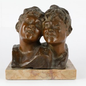 Pár dětí, bronzová socha, počátek 20. století, 16 x 15 x 10 cm na mramorovém podstavci. Stav zachování: dobrý, Pár dětí, bronzová plastika z počátku 20. století 16 x 15 x 10 cm na mramorovém podstavci. Stav zachování: dobrý.