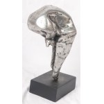 Bez tytułu, całopostaciowa rzeźba aluminiowa na drewnianej podstawie lakierowanej na czarno, sygnowana. Stan zachowania: uzupełnienia, Bez tytułu, rzeźba z aluminium na drewnianej podstawie lakierowanej na czarno, sygnowana. Stan zachowania: uzupełnienia
