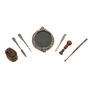Lot of seven objects of different shapes and sizes 19th/20th century a frame, a stamp, a metal box, four toilet utensils and a sprinkler made of different metals. Good state of preservation., Lot of seven objects of different shapes and sizes 19th/20th ce