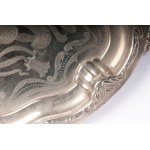 Metal tray 20th century 65 x 41.5 x 2 cm oval in shape, with handle grips and floral decoration engraved on the bottom. State of preservation: good, with minimal oxidation on the surface., Metal tray 20th century 65 x 41.5 x 2 cm oval in shape, with handl