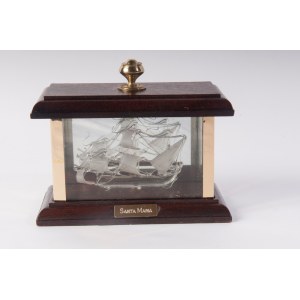 Santa Maria, model of a boat 12 x 17.5 x 8.5 cm in glass within a display case. State of preservation: good., Santa Maria, model of a boat 12 x 17.5 x 8.5 cm in glass within a display case. State of preservation: good.
