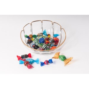 Lot of a glass shell centerpiece second half of the 20th century 20 x 6.5 cm with pure gold finishes and twenty-four polychrome Murano glass sweets. Condition: good, minimal loss along the golden edge of a handle, Lot of a glass shell centerpiece second h
