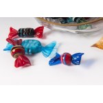 Lot of a glass shell centerpiece second half of the 20th century 20 x 6.5 cm with pure gold finishes and twenty-four polychrome Murano glass sweets. Condition: good, minimal loss along the golden edge of a handle, Lot of a glass shell centerpiece second h