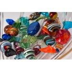 Lot of a glass shell centerpiece second half of the 20th century 20 x 6.5 cm with pure gold finishes and twenty-four polychrome Murano glass sweets. Condition: good, minimal loss along the golden edge of a handle, Lot of a glass shell centerpiece second h