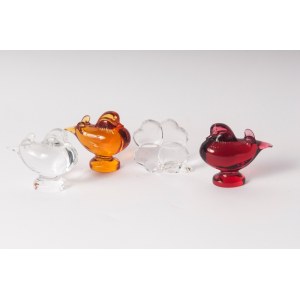 Lot of three Baccarat colored crystal pigeons second half of the 20th century cm. 7.5 x 7.5; cm. 7x7.5; cm. 6.5 x 6 cm. and a four-leaf clover. State of preservation: very good, Lot of three Baccarat colored crystal pigeons second half of the 20th century