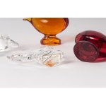 Lot of three Baccarat colored crystal pigeons second half of the 20th century cm. 7.5 x 7.5; cm. 7x7.5; cm. 6.5 x 6 cm. and a four-leaf clover. State of preservation: very good, Lot of three Baccarat colored crystal pigeons second half of the 20th century