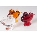 Lot of three Baccarat colored crystal pigeons second half of the 20th century cm. 7.5 x 7.5; cm. 7x7.5; cm. 6.5 x 6 cm. and a four-leaf clover. State of preservation: very good, Lot of three Baccarat colored crystal pigeons second half of the 20th century