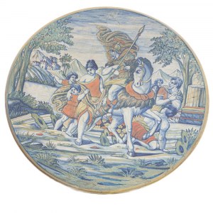 Full depth dish 1920s diameter 40.5 x 4 cm in polychrome ceramic, gold and ruby lustre with a scene of invention depicted, inspired by the tables of Bartolomeo Pinelli on the history of ancient Rome. On the back, a ring support on a slightly lowered backg