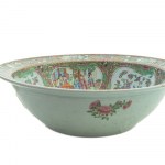 Polychrome porcelain tub Quing Dynasty, China mid-19th century 41.5 x 13.5 x 19 cm with short brim, wide flounce and wide bottom. On the back, annular support on a lowered bottom. Decoration with genre scenes, taken from the traditions of the Far East wit