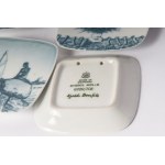 Lot of four bottoms 70s/80s 8 x 7.5 x 1 cm in polychrome porcelain, quadrangular with decoration of animals and landscapes in blue on a white background. Signature of the manufacturer in green under the glaze Condition: very good, one case back has a gap 