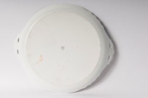 Porcelanowa taca do serwowania, druga połowa XX wieku 30 x 2 cm Okrągły kształt z uchwytami w kształcie skrzydeł, dekoracja w liście na białym tle, manufaktura Ginori. Stan zachowania: bardzo dobry, Porcelanowa taca do serwowania, druga połowa XX wieku 30