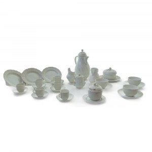 Coffee service early 20th century in white porcelain, with wavy motif decoration and phytomorphic elements composed of: 1 coffee pot, 2 milk jugs, 1 sugar bowl, 1 butter dish, 1 spice rack, 6 cups with saucer, 9 dessert plates, 3 teacups with plates pcs. 